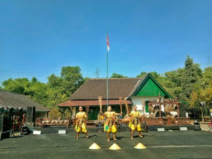 Pentas seni tradisi di panggung terbuka Museum KRT Radjiman Wedyodiningrat (Dok. Catra)